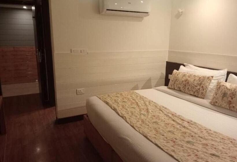 Hotel Yashshree Mussoorie Mall Road