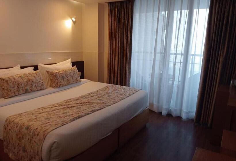 Hotel Yashshree Mussoorie Mall Road