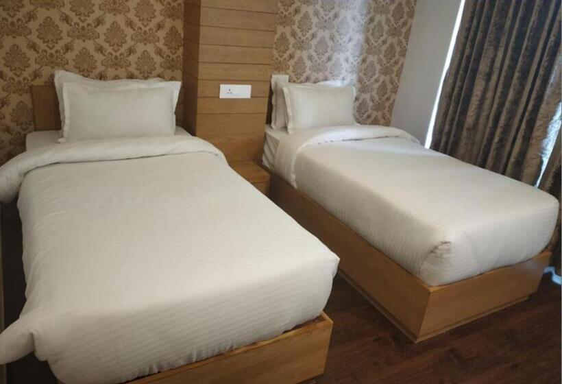 Hotel Yashshree Mussoorie Mall Road