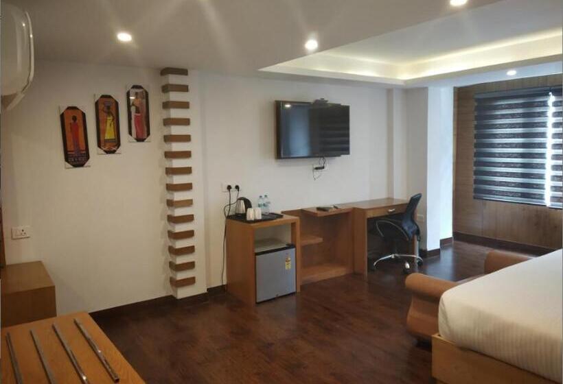 Hotel Yashshree Mussoorie Mall Road