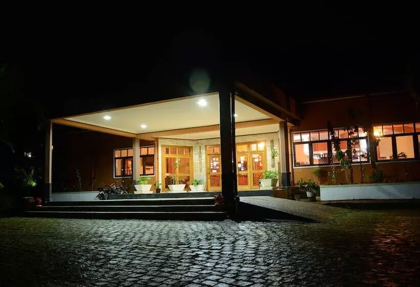 هتل Andasibe Cyperus