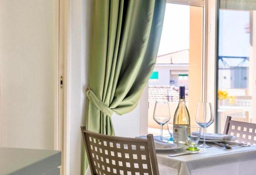 Isa Residence With Swimming Pool In Marina Di Cecina Only 700 Meters From The Sea, Studio Apartments