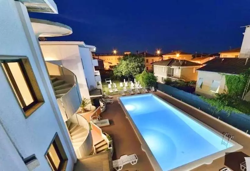 Isa Residence With Swimming Pool In Marina Di Cecina Only 700 Meters From The Sea, Studio Apartments