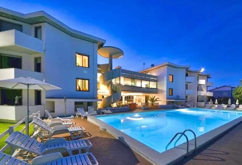 Isa Residence With Swimming Pool In Marina Di Cecina Only 700 Meters From The Sea, Studio Apartments