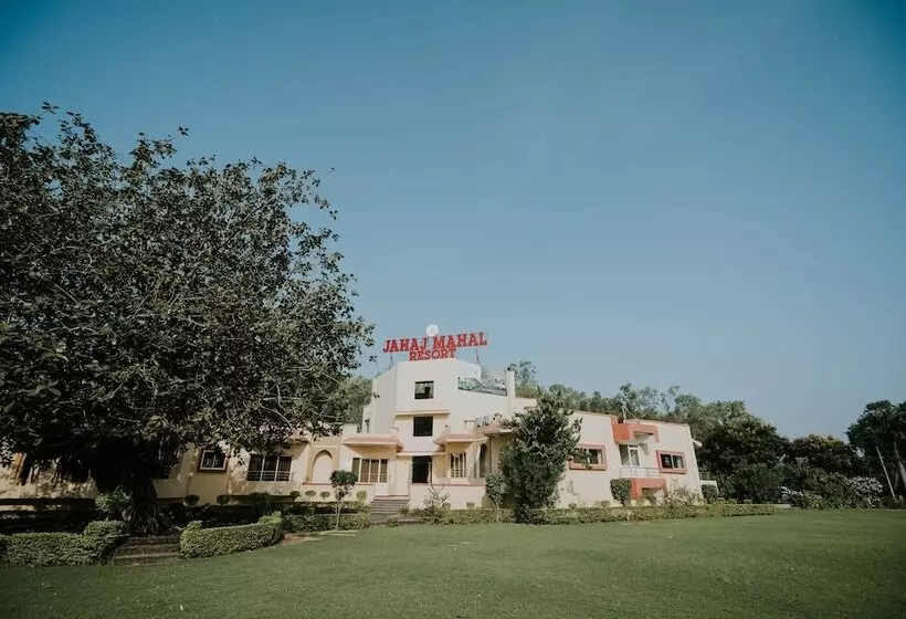 Tgi Jahaj Mahal Resort