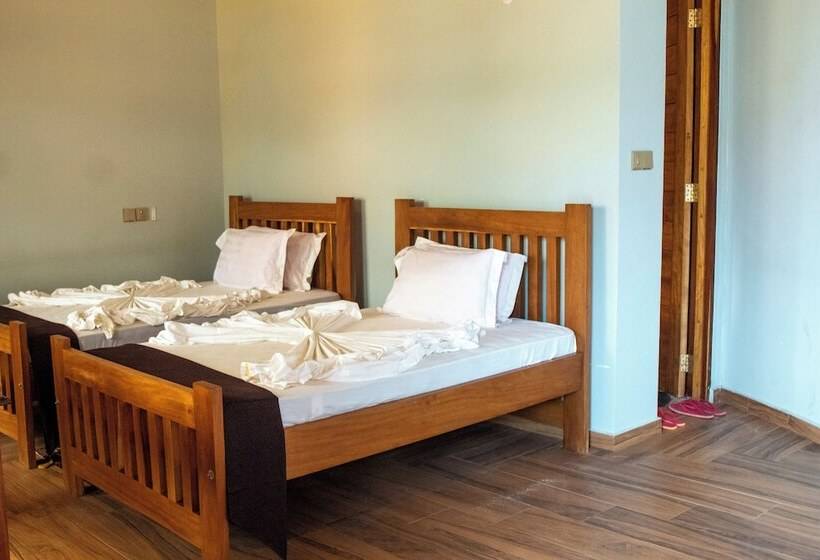 فندق Lake Nyasa Resort & Campsite