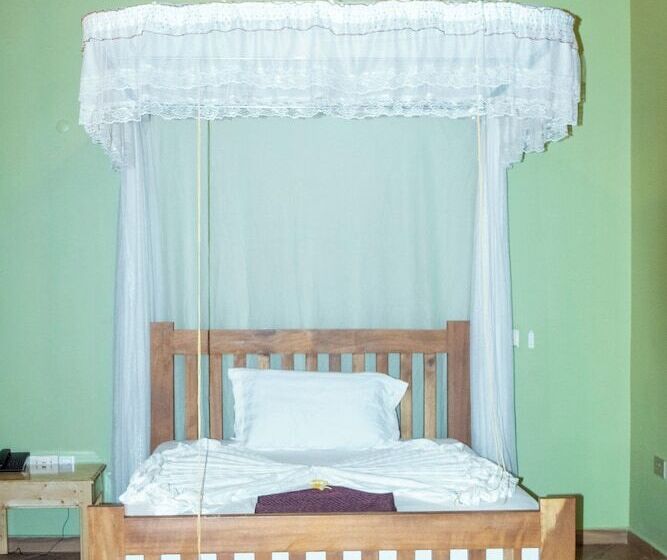 فندق Lake Nyasa Resort & Campsite