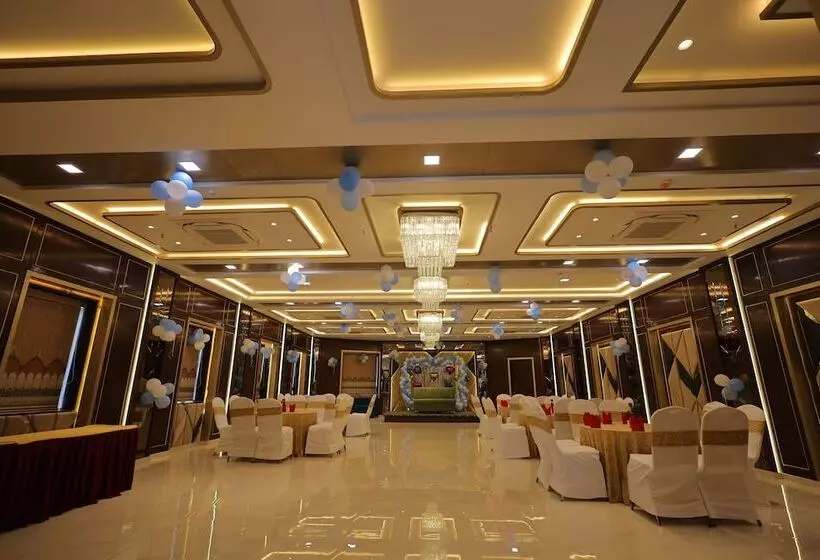 ホテル Taj Crown Plaza