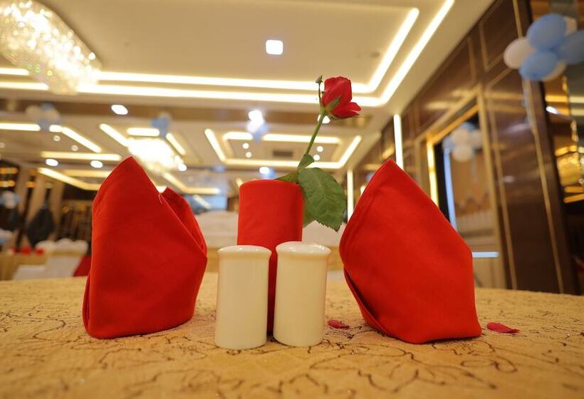 ホテル Taj Crown Plaza