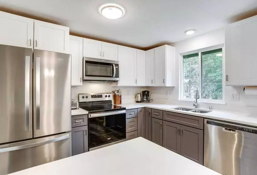 Beautiful Kenmore Retreat Near Marina & Beach!