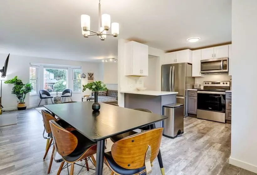 Beautiful Kenmore Retreat Near Marina & Beach!