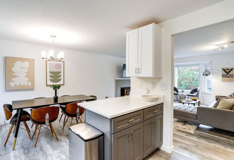 Beautiful Kenmore Retreat Near Marina & Beach!