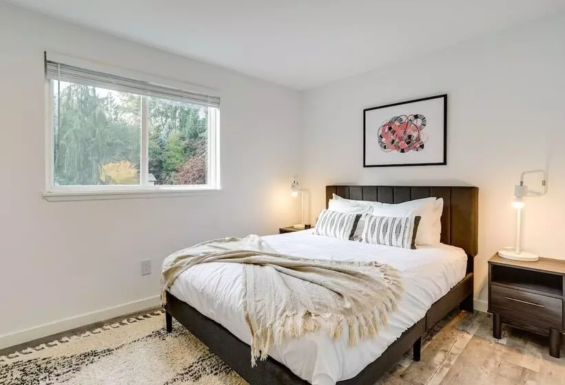 Beautiful Kenmore Retreat Near Marina & Beach!