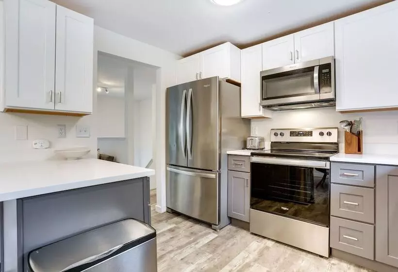 Beautiful Kenmore Retreat Near Marina & Beach!