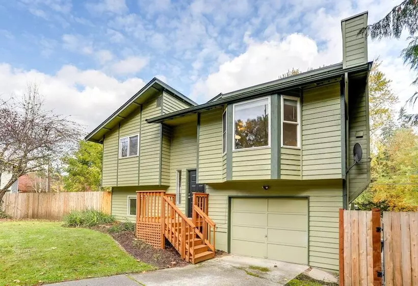 Beautiful Kenmore Retreat Near Marina & Beach!