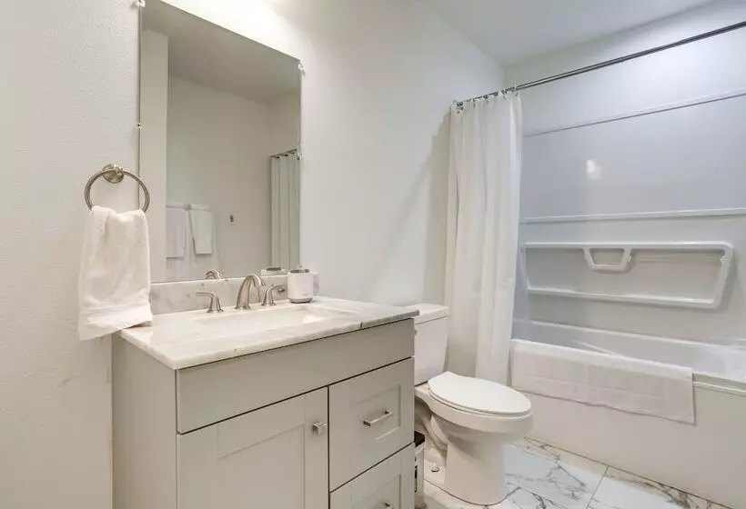 Beautiful Kenmore Retreat Near Marina & Beach!