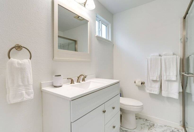 Beautiful Kenmore Retreat Near Marina & Beach!