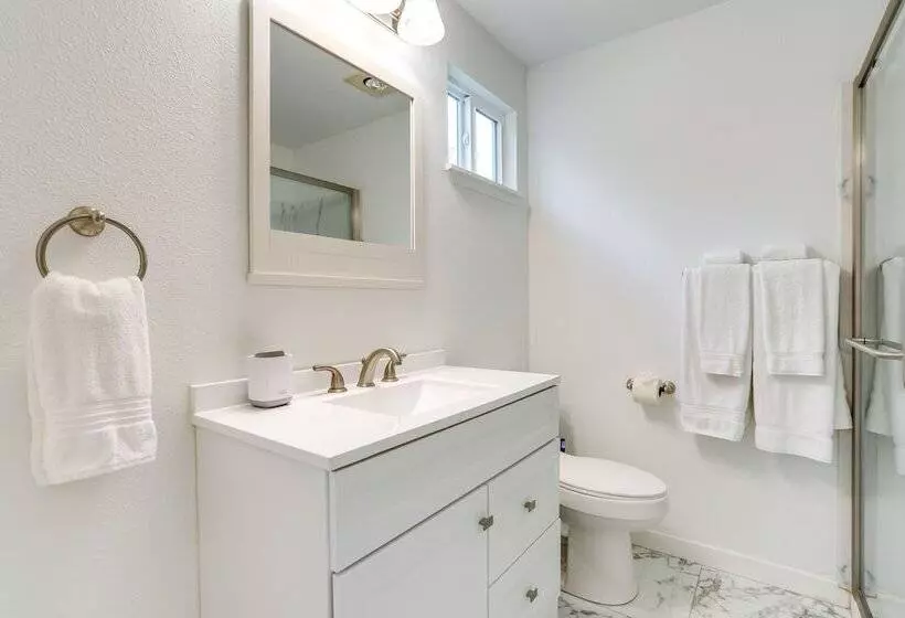 Beautiful Kenmore Retreat Near Marina & Beach!