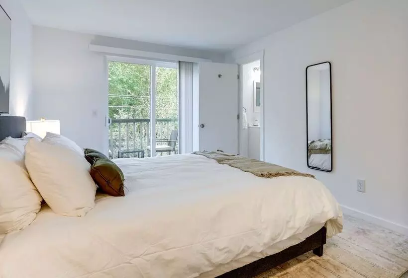 Beautiful Kenmore Retreat Near Marina & Beach!