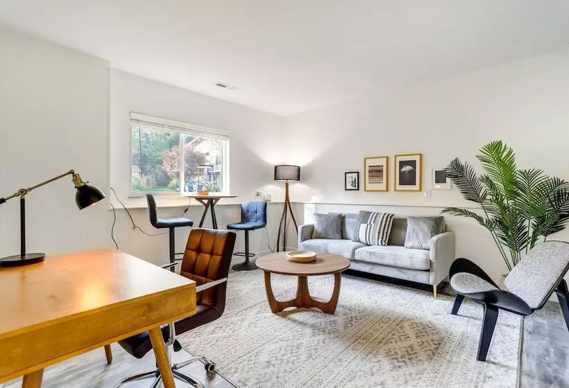 Beautiful Kenmore Retreat Near Marina & Beach!