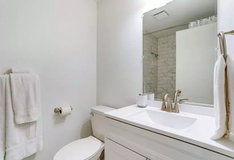 Beautiful Kenmore Retreat Near Marina & Beach!