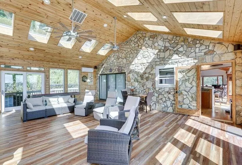 Blowing Rock Home W/ Hot Tub & Mountain View Deck!