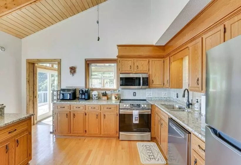 Blowing Rock Home W/ Hot Tub & Mountain View Deck!
