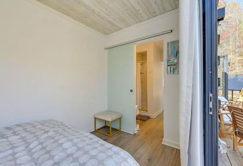 Bryson City Tiny Cabin W/ Deck Near River Access!