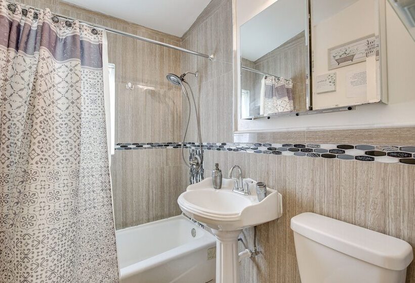 4 Mi To Beach: Hollywood Home W/ Patios!