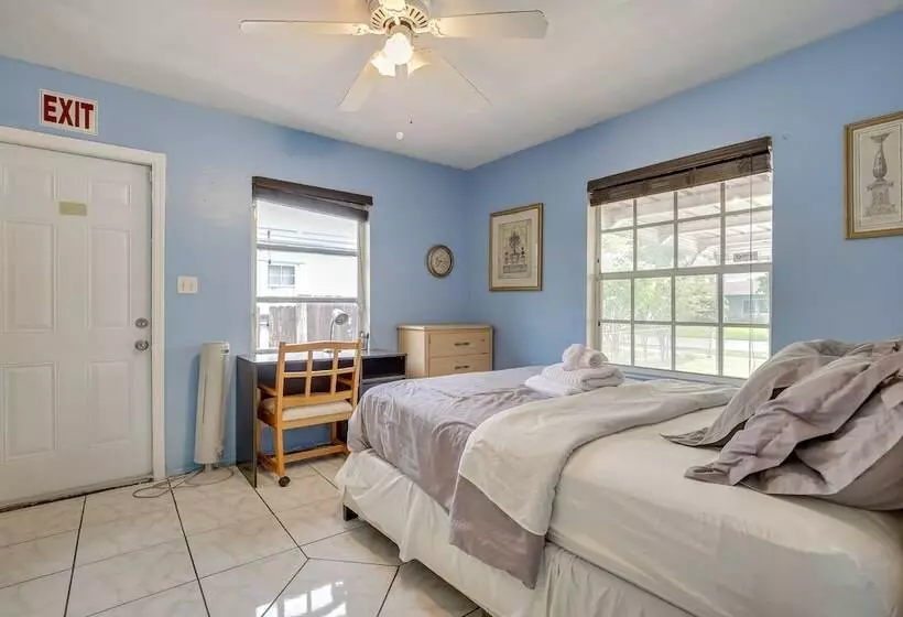 4 Mi To Beach: Hollywood Home W/ Patios!