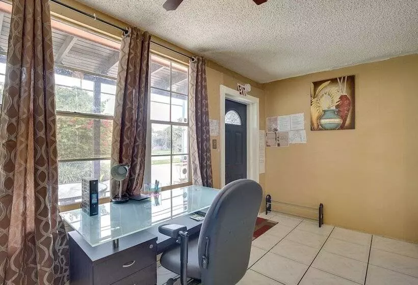 4 Mi To Beach: Hollywood Home W/ Patios!