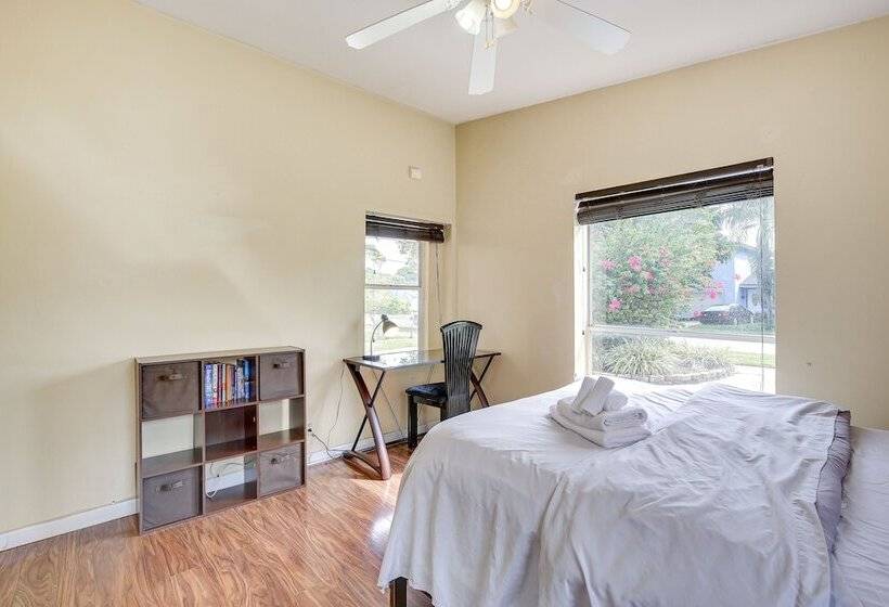 4 Mi To Beach: Hollywood Home W/ Patios!