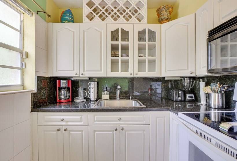 4 Mi To Beach: Hollywood Home W/ Patios!