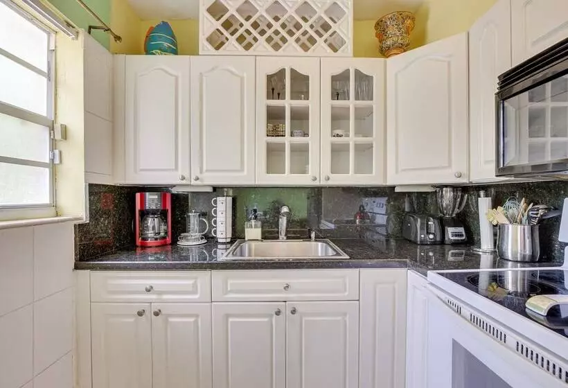 4 Mi To Beach: Hollywood Home W/ Patios!