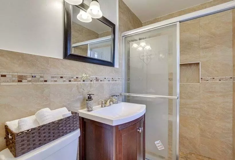 4 Mi To Beach: Hollywood Home W/ Patios!