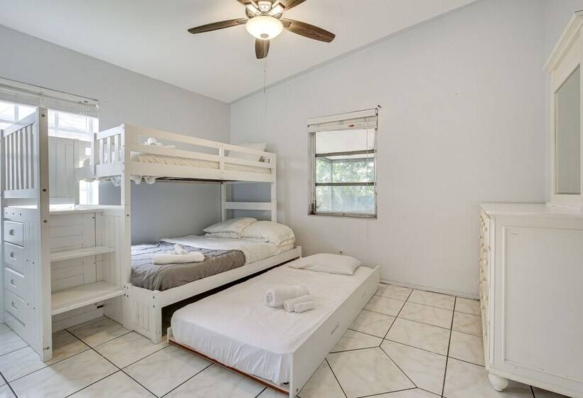 4 Mi To Beach: Hollywood Home W/ Patios!