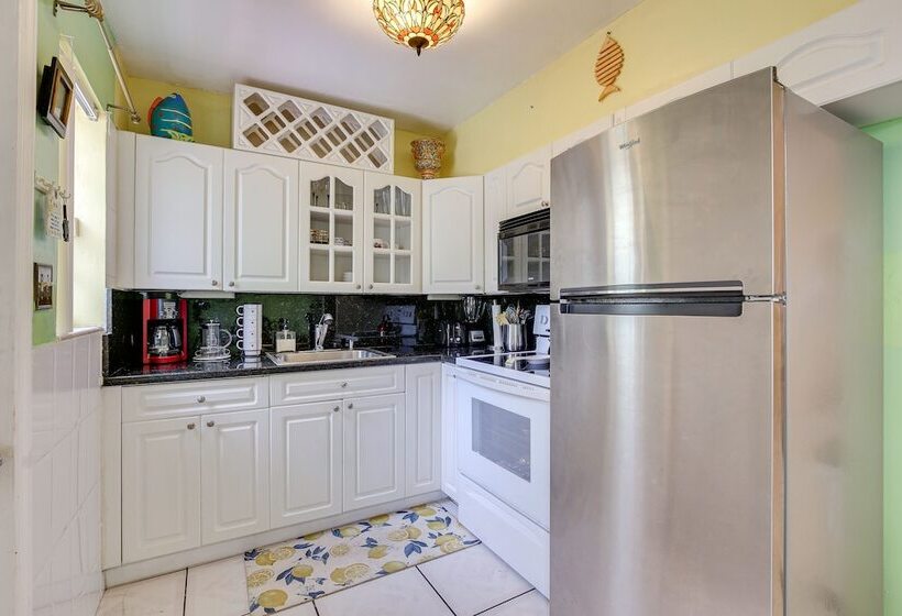 4 Mi To Beach: Hollywood Home W/ Patios!