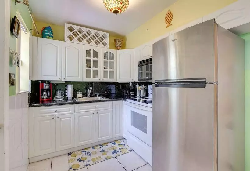 4 Mi To Beach: Hollywood Home W/ Patios!