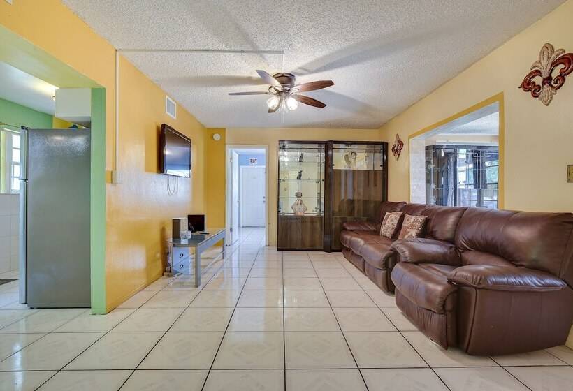 4 Mi To Beach: Hollywood Home W/ Patios!