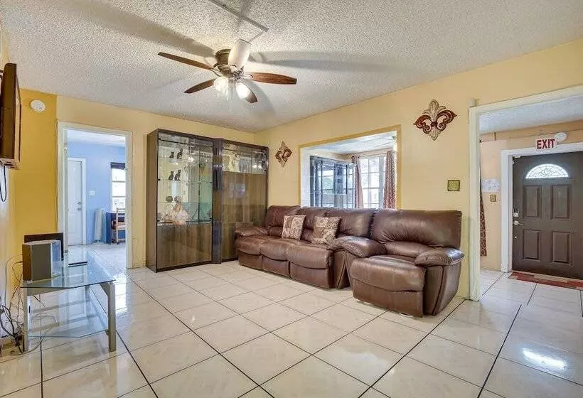 4 Mi To Beach: Hollywood Home W/ Patios!