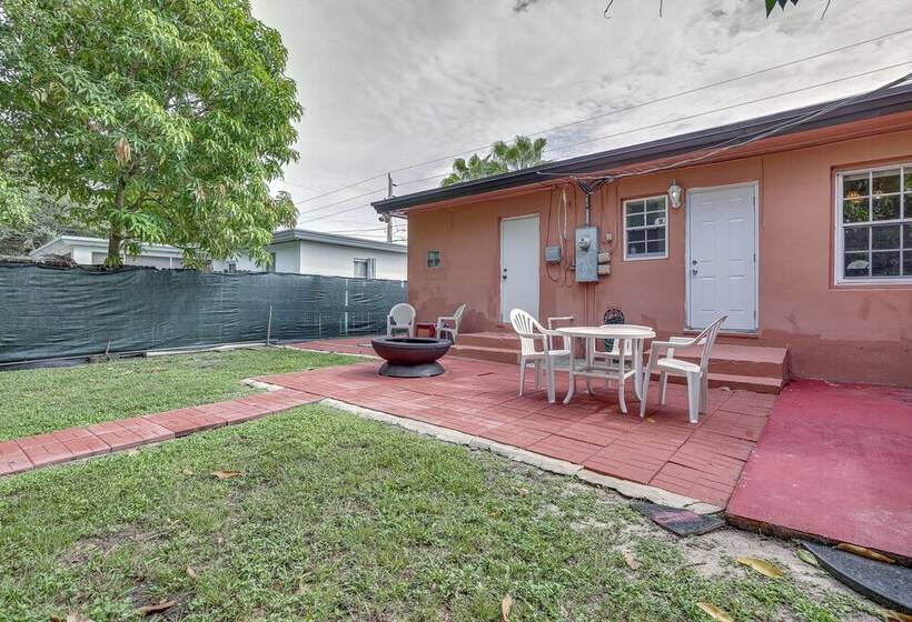 4 Mi To Beach: Hollywood Home W/ Patios!