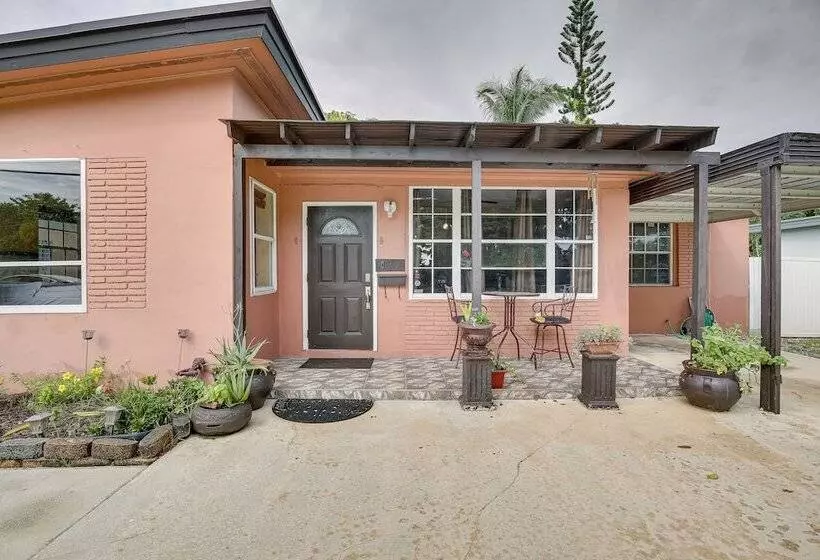 4 Mi To Beach: Hollywood Home W/ Patios!