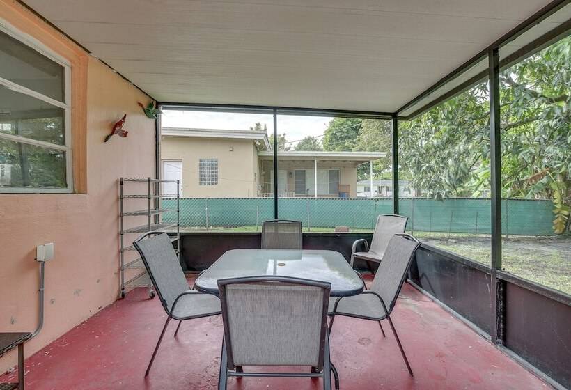 4 Mi To Beach: Hollywood Home W/ Patios!