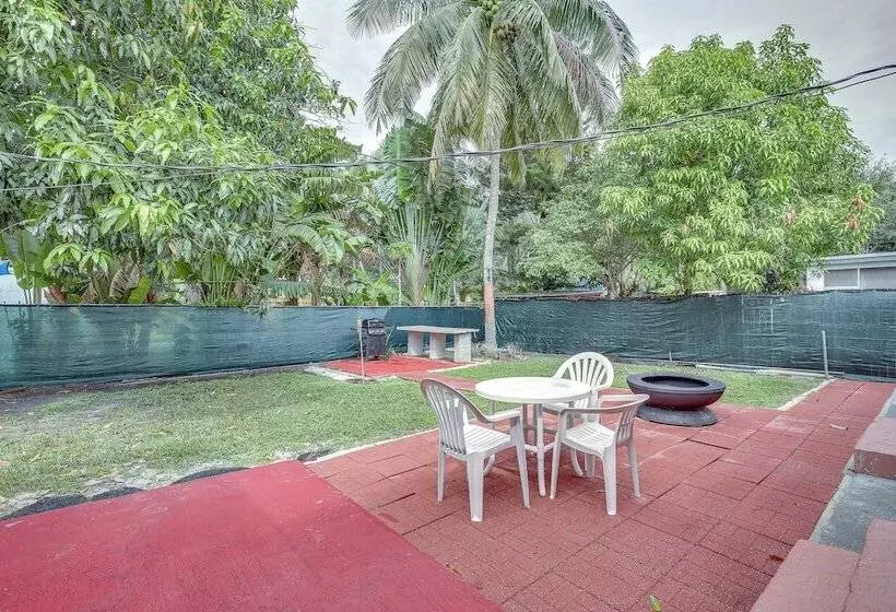 4 Mi To Beach: Hollywood Home W/ Patios!