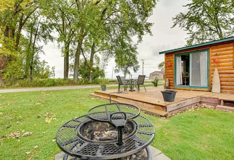 Cozy Bay City Abode W/ Deck & Fire Pit, Near Lakes