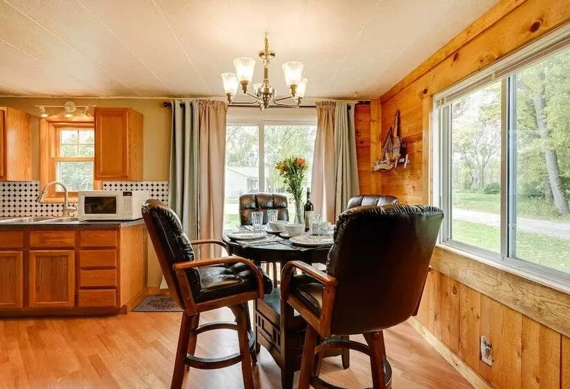 Cozy Bay City Abode W/ Deck & Fire Pit, Near Lakes