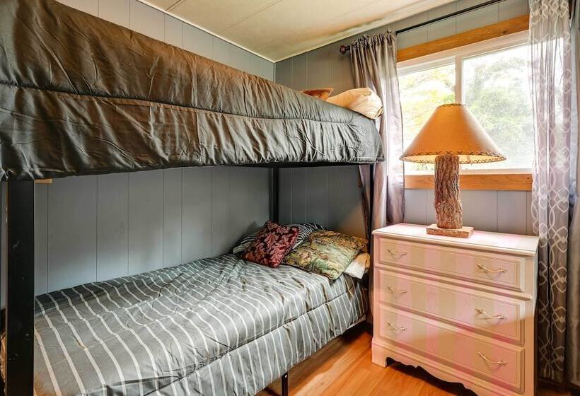 Cozy Bay City Abode W/ Deck & Fire Pit, Near Lakes