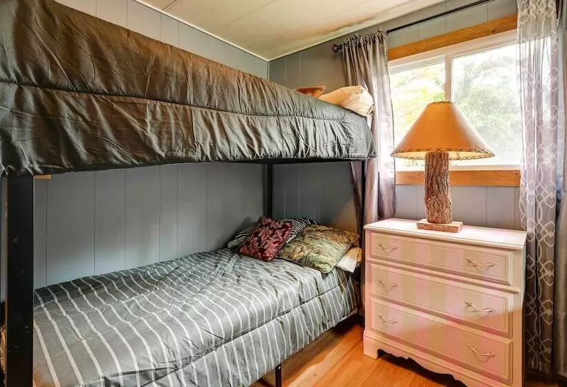 Cozy Bay City Abode W/ Deck & Fire Pit, Near Lakes