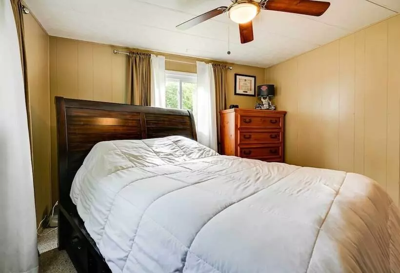 Cozy Bay City Abode W/ Deck & Fire Pit, Near Lakes