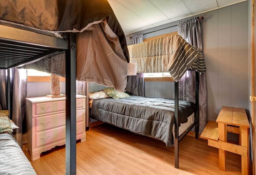 Cozy Bay City Abode W/ Deck & Fire Pit, Near Lakes